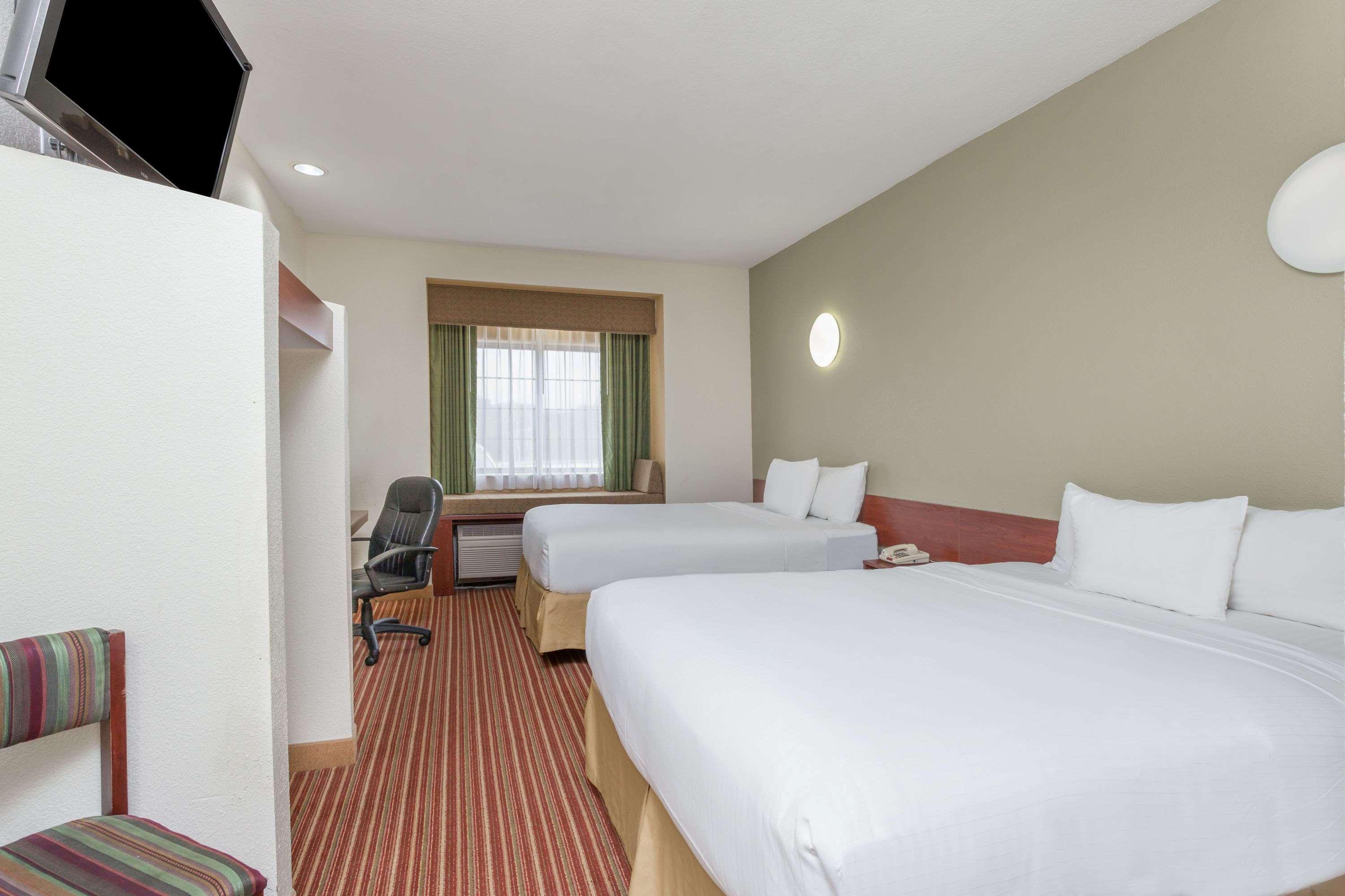 Days Inn By Wyndham Near Kansas Speedway Канзас-Сити Экстерьер фото