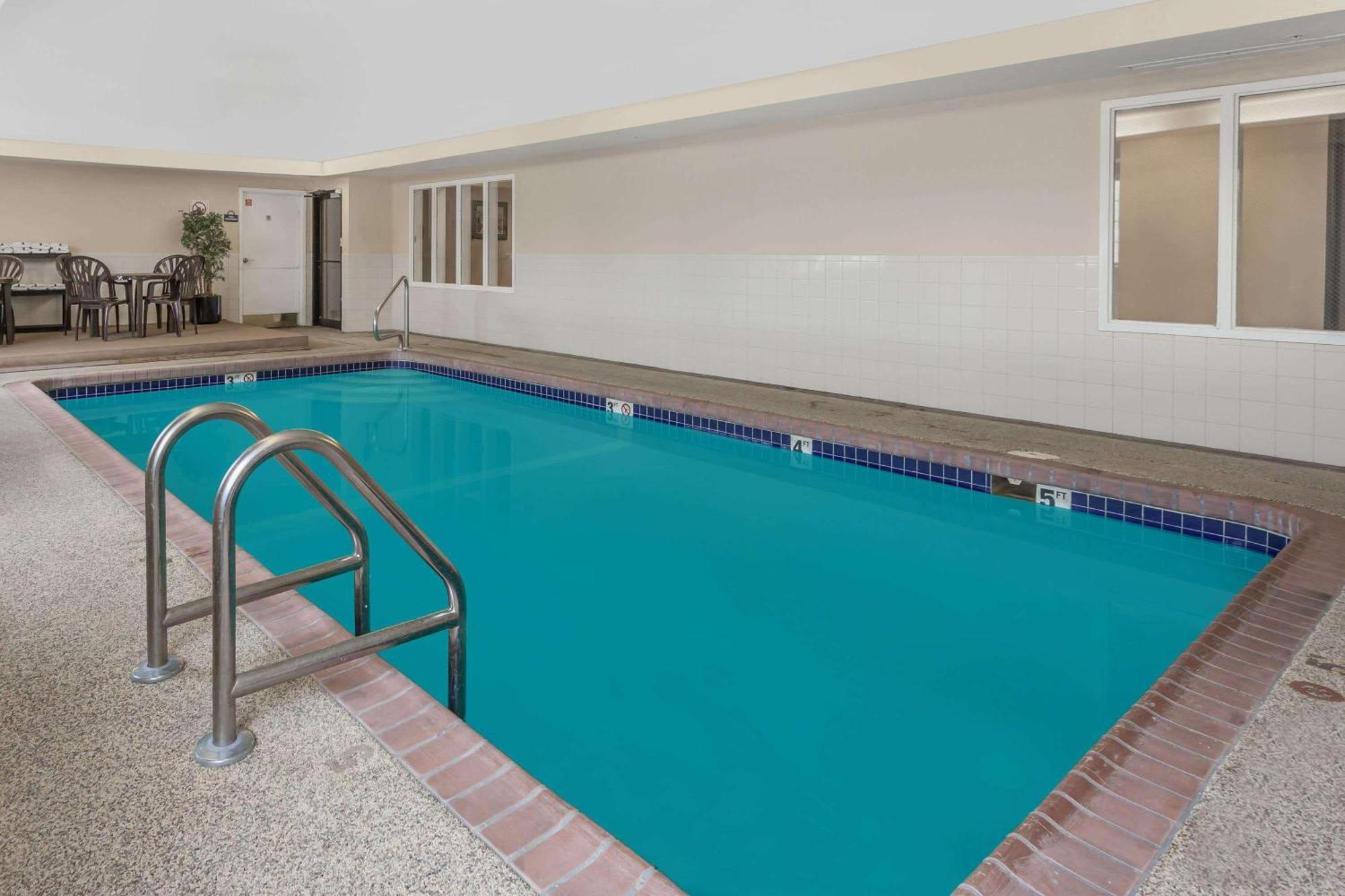 Days Inn By Wyndham Near Kansas Speedway Канзас-Сити Экстерьер фото